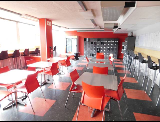 1,380M² OFFICE TO LET IN FERNDALE
